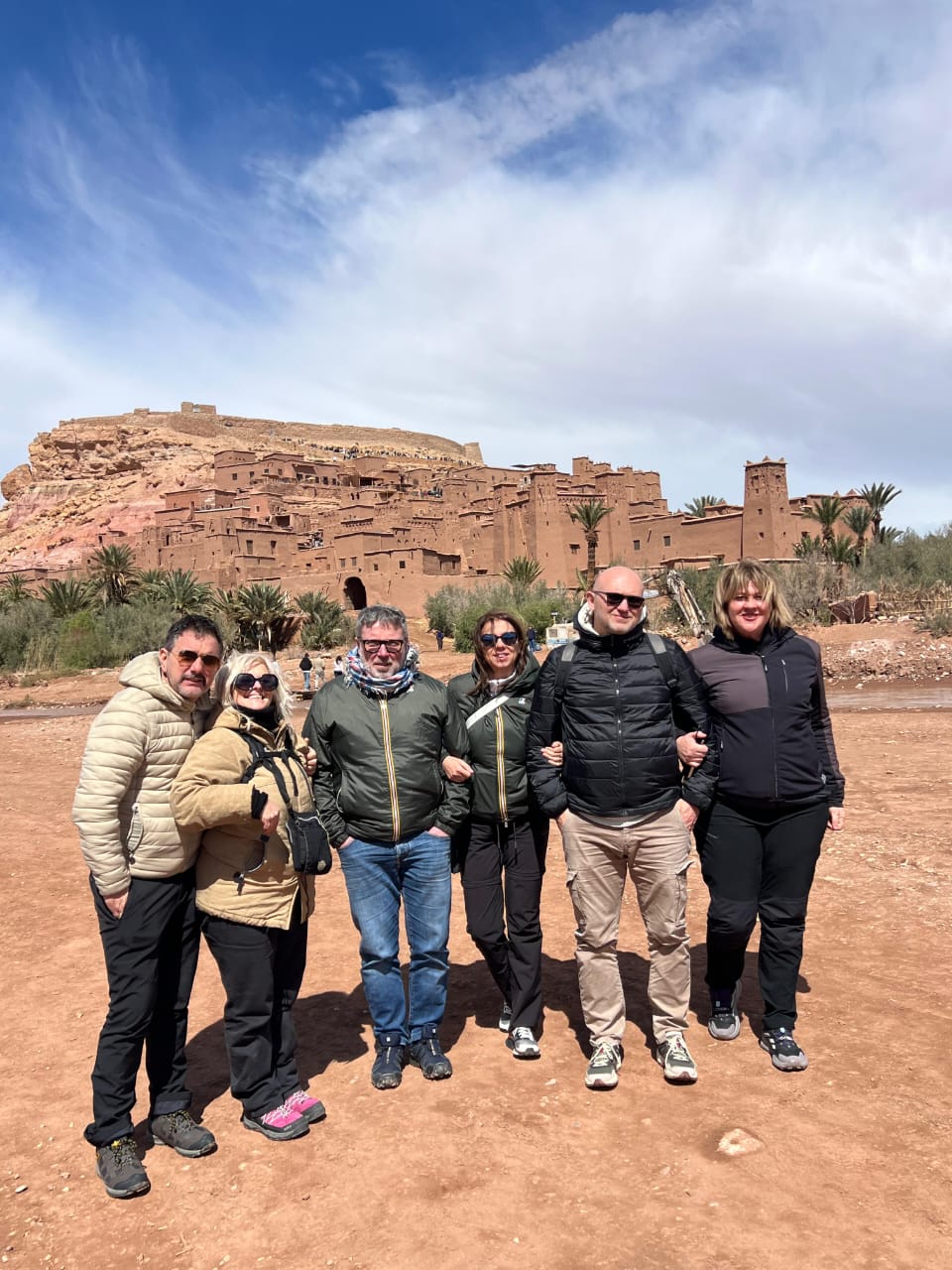 Reisende vor der Kasbah Ait Ben Haddou, einem UNESCO-Weltkulturerbe