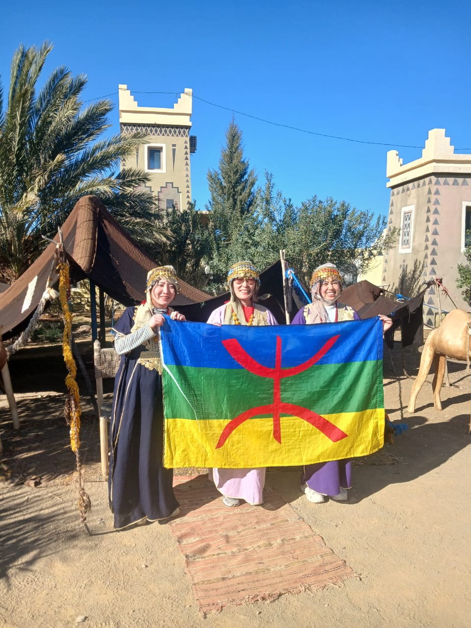 Reisende in traditioneller Amazigh-Kleidung, begrüßt im Wüstencamp von Merzouga