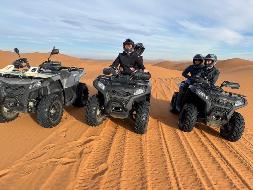 Reisende auf Quads (ATVs) in den Sanddünen von Erg Chebbi